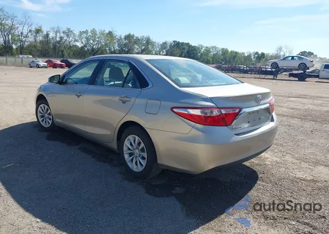 2015 Toyota Camry Le z USA, uszkodzony, nr VIN 4T4BF1FK0FR463233